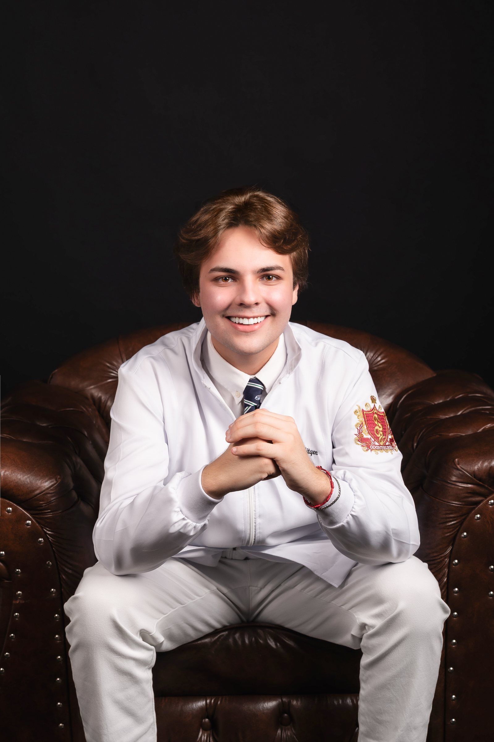 Dr. Eduardo Plakitqen sentado numa poltrona, sorrindo